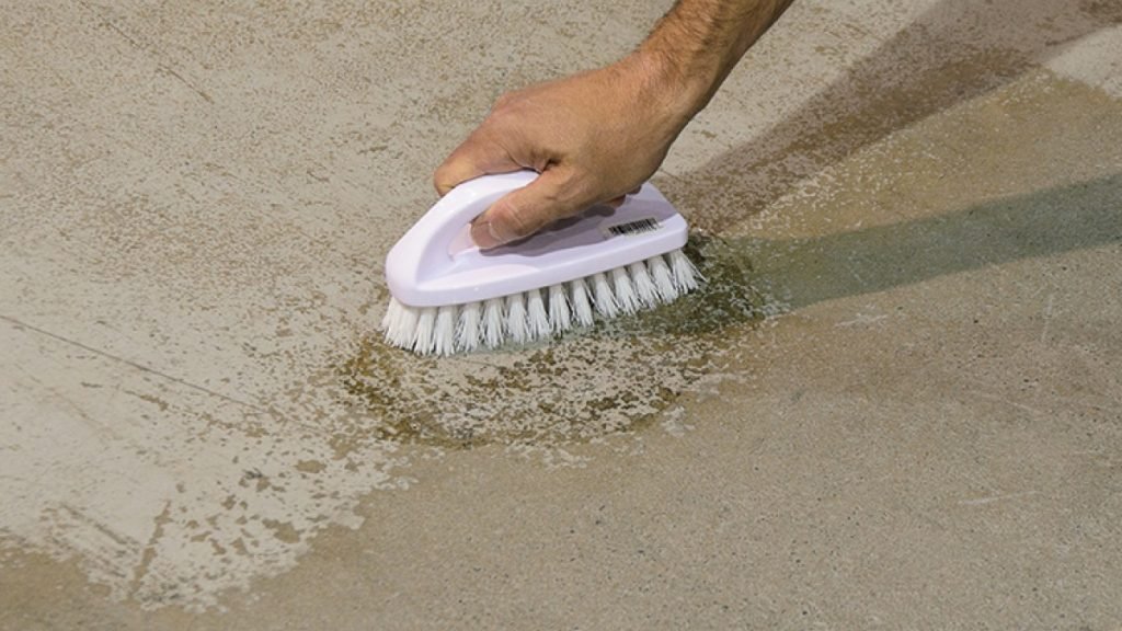 Cara Membersihkan Bekas Semen di Lantai